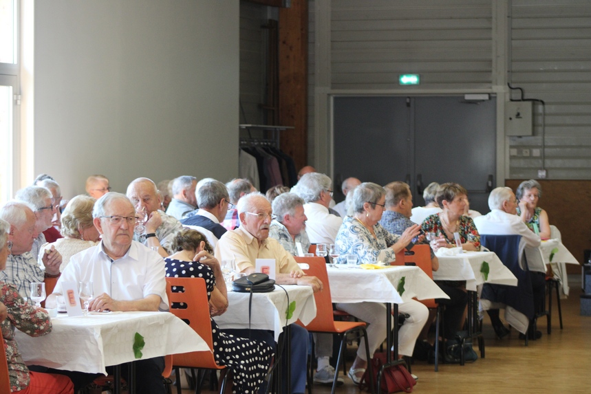 Convives attentives au discours d'introduction.