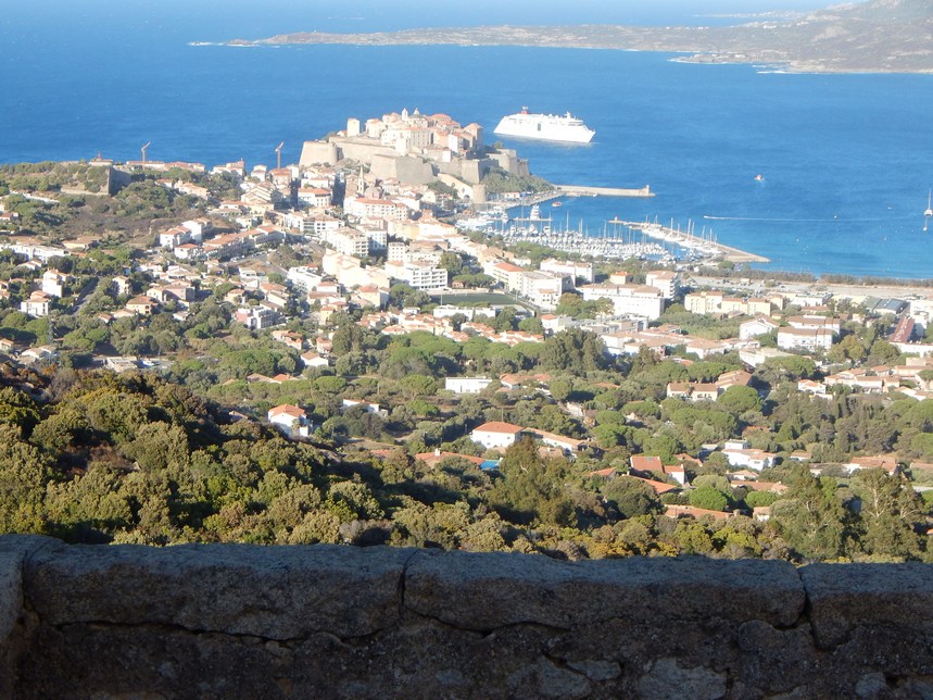 Calvi et sa citadelle vu depuis Notre Dame de la Serra
