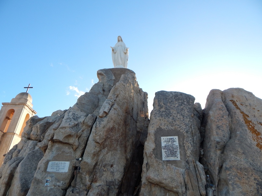 Vierge dans l'enceinte de Notre Dame de la Serra