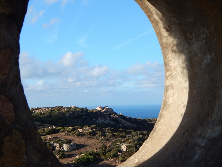 Piton rocheux dans le maquis photo prise depuis Notre Dame de la Serra