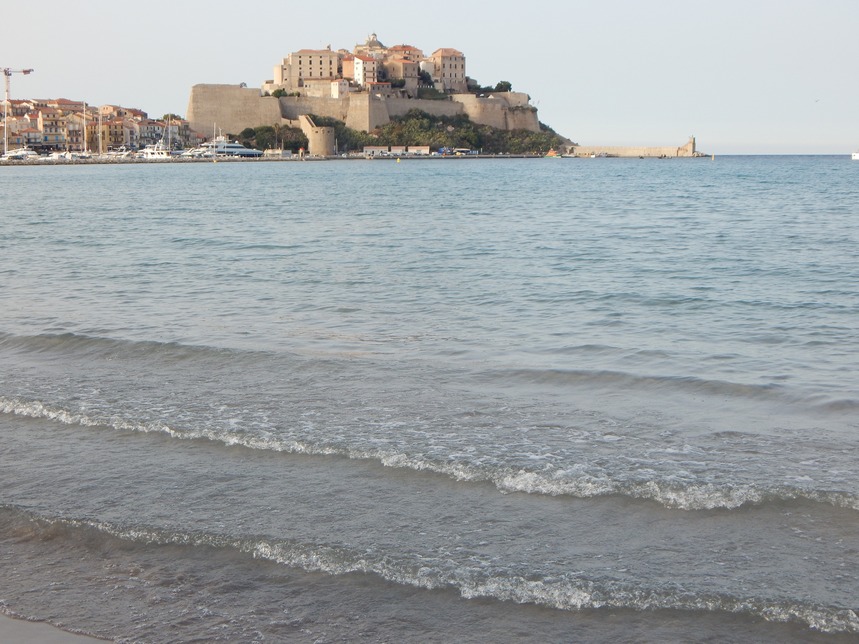Citadelle de Calvi vue de la plage de la Bollage (golf de Calvi)