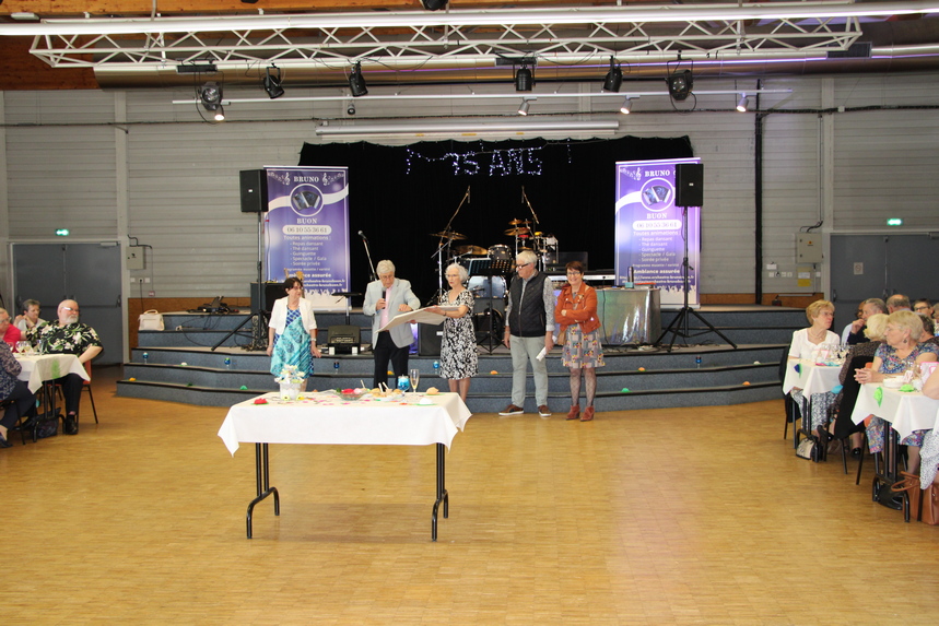 Repas des 75 ans du club Poigny le 14 avril 2024 à la salle Pierre Guédou Le Mans