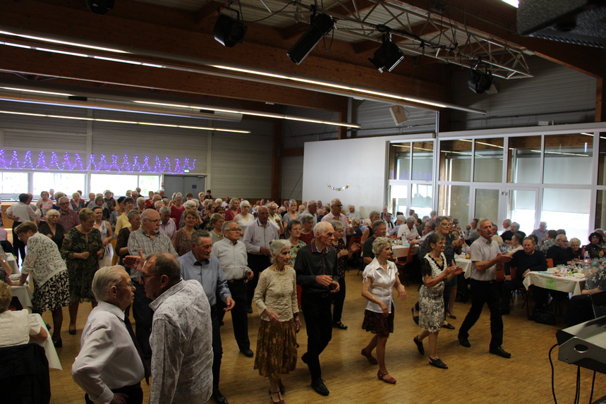 Repas des 75 ans du club Poigny le 14 avril 2024 à la salle Pierre Guédou Le Mans