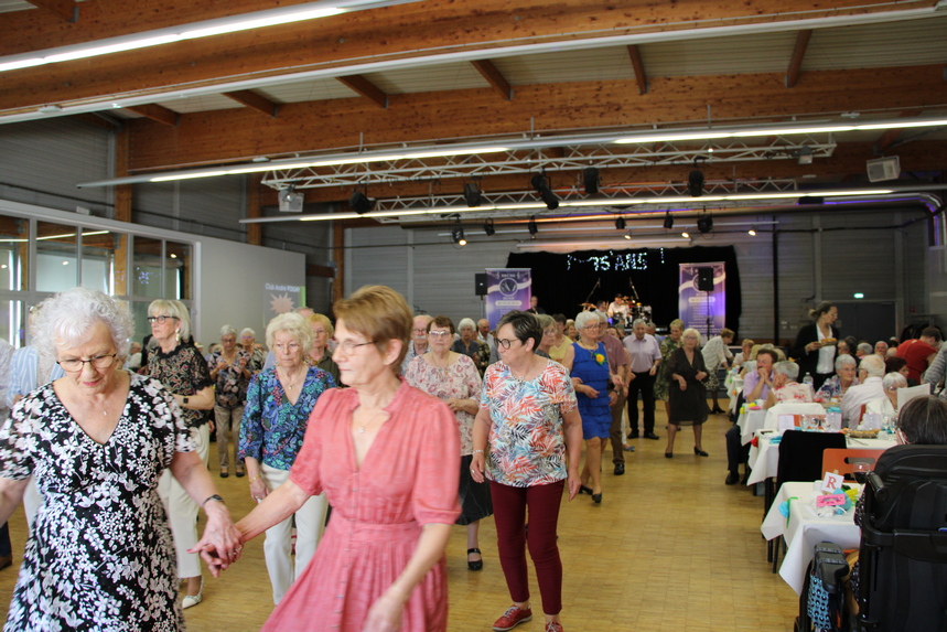 Repas des 75 ans du club Poigny le 14 avril 2024 à la salle Pierre Guédou Le Mans
